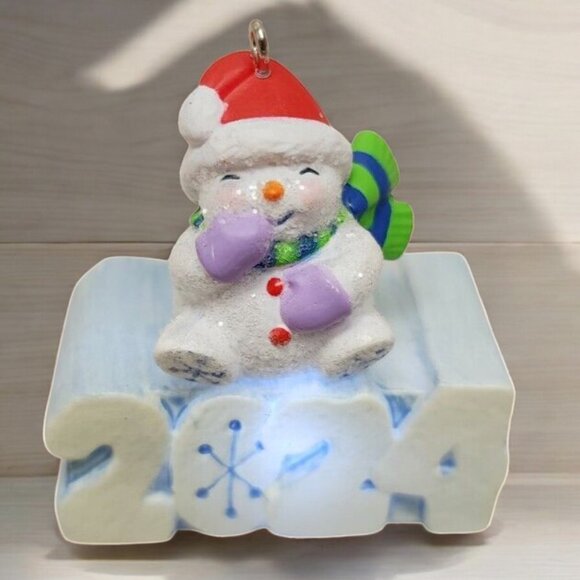2024 Hallmark Mini Ornament A Snowy 2024 Magic Light - Picture 5 of 6